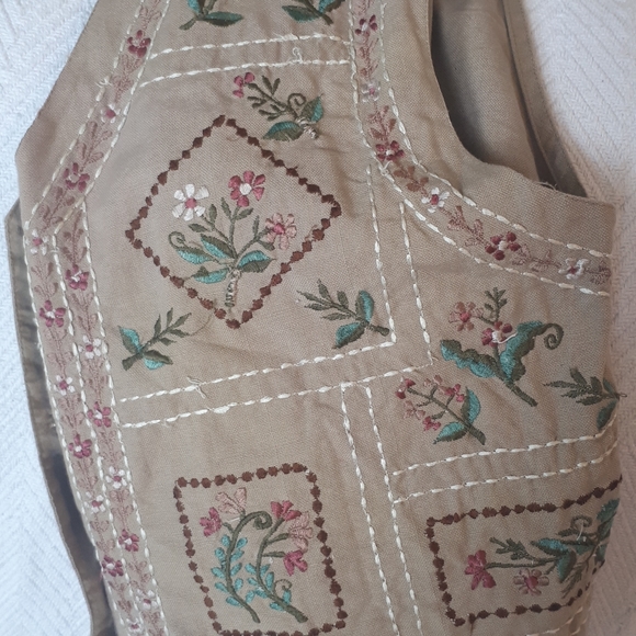 Unique vintage embroidered floral vest - Picture 5 of 11